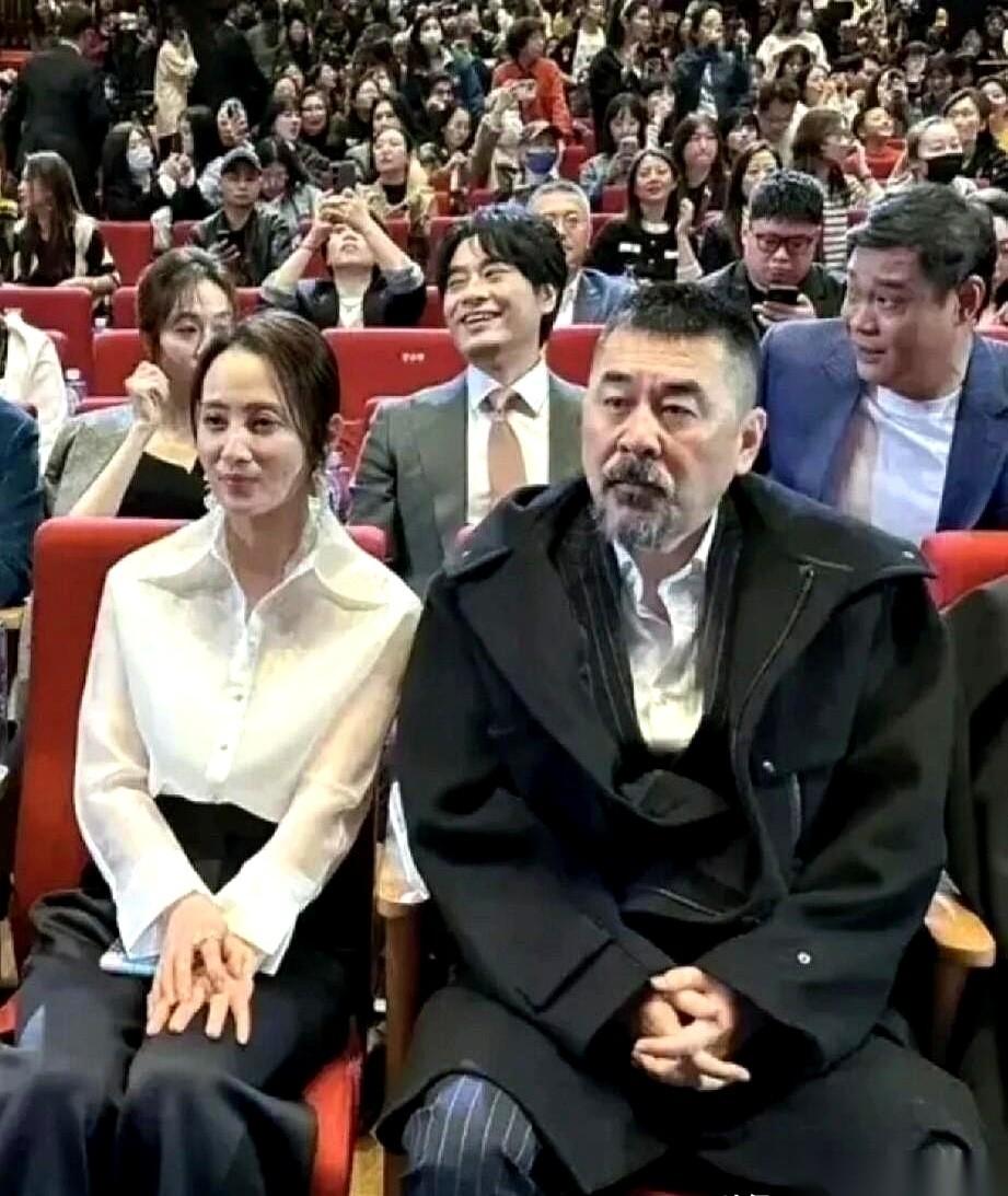 蒋勤勤是真厉害。硬生生把一个老公，处成了一个“爹”。你看她，身段、脸蛋，哪一