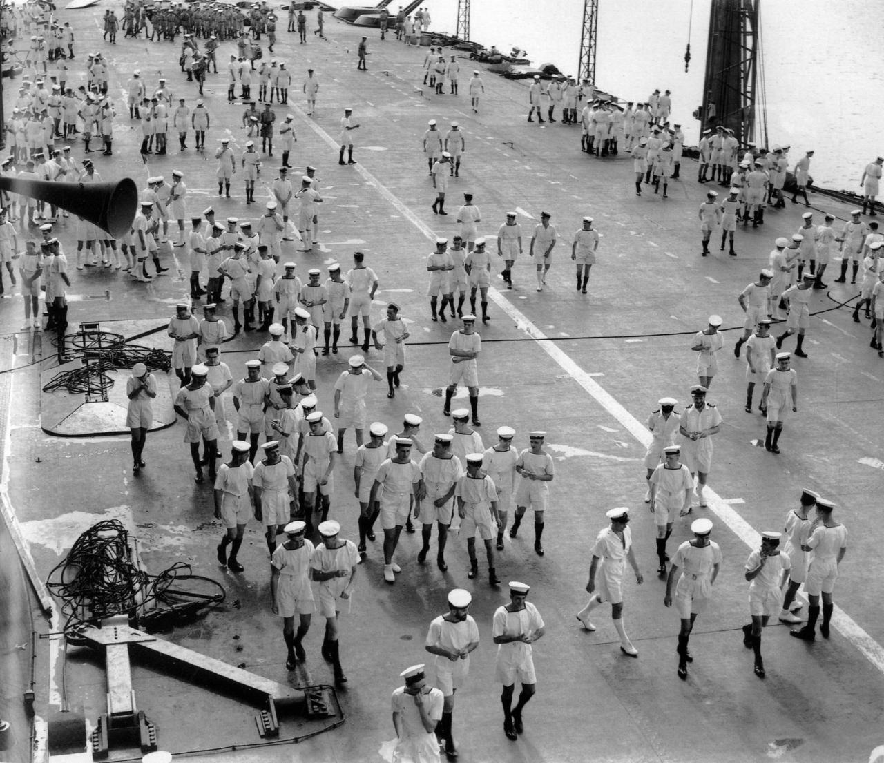 [呲牙笑]难得的闲暇时光，两天后就要挨炸弹了——1942年8月10日，布罗陀海域