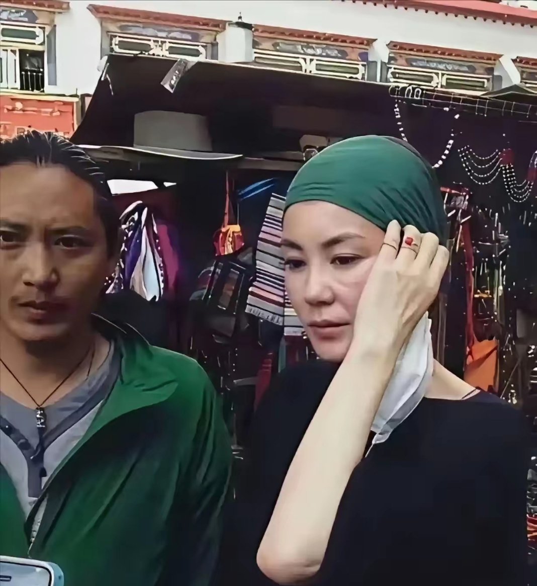 她与年轻时相比，少了很多爱咋咋地的那种不羁，面相却越来越和善了。