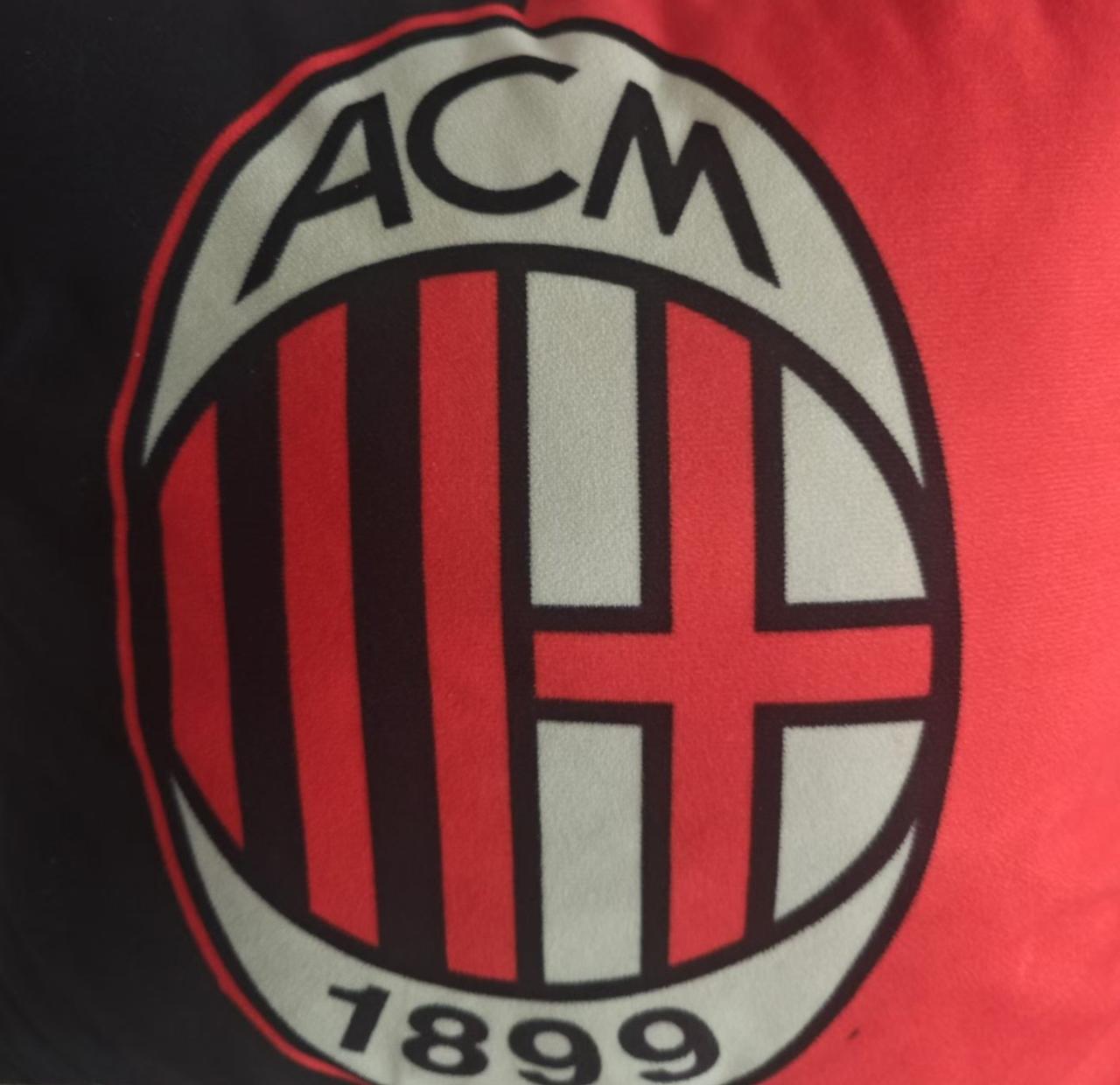 米兰球迷：只要拜仁不夺冠，我们就还是第二！在利物浦和巴萨被淘汰出局之后，剩下的