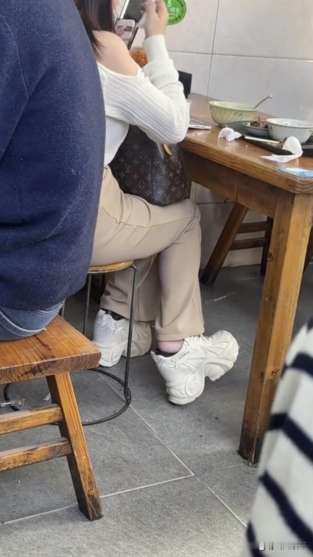 美女穿这种“鞋中鞋”不累吗？