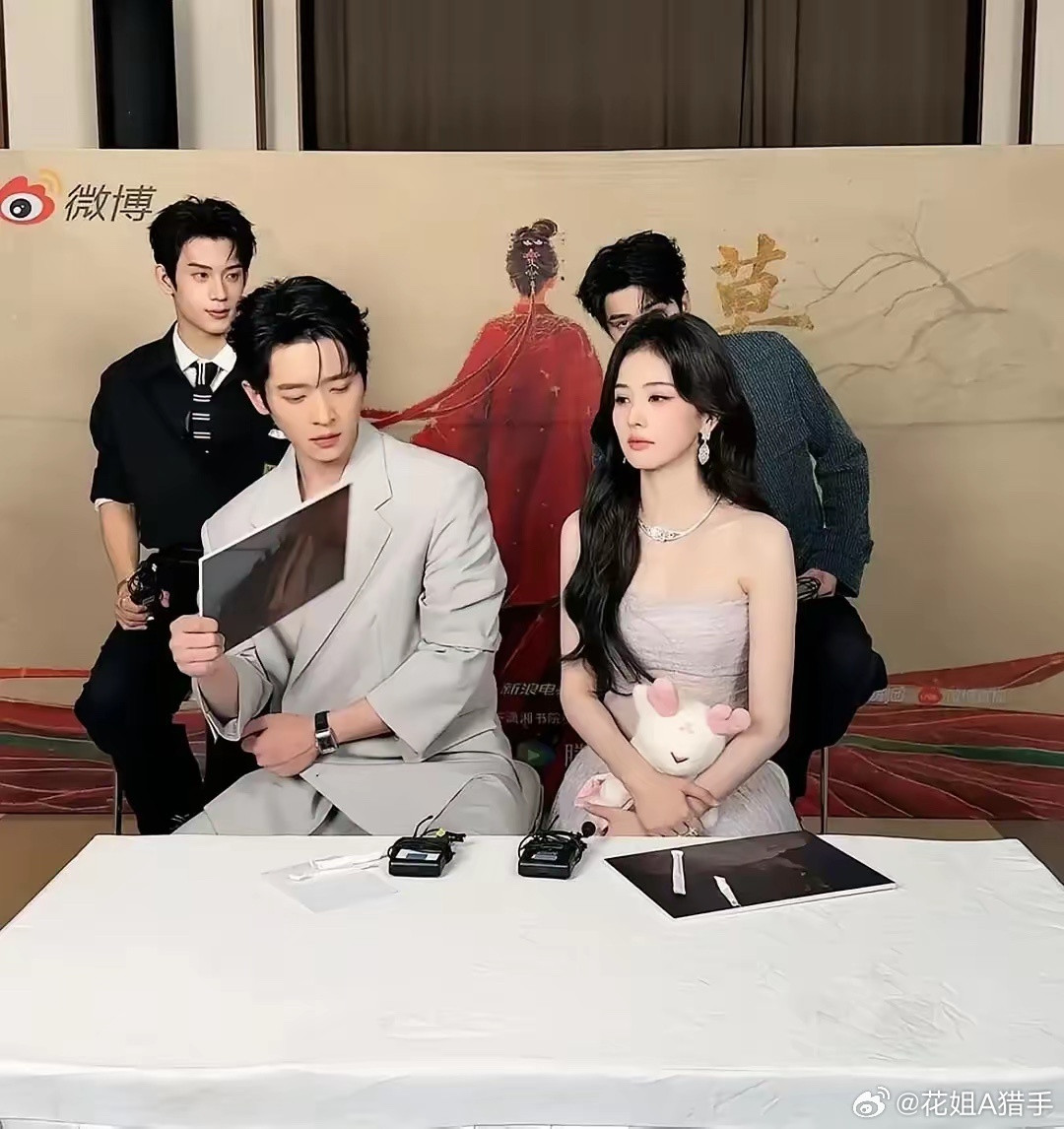 6月11日《莫离》的剧宣直播，这段互动直接引发热议。直播过程里，白鹿两次下意识往