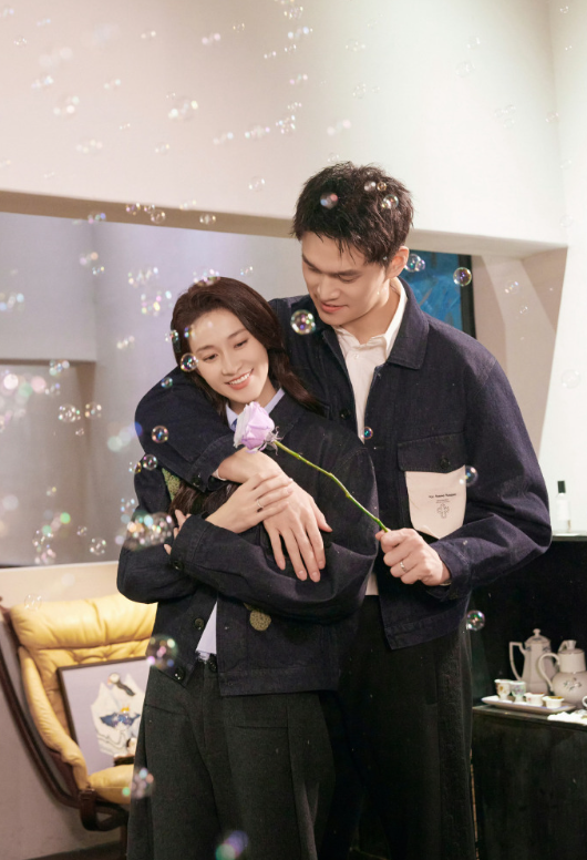 真的要被张豆豆可爱到了，猛炫汉堡吃到就剩一片不太完整的青菜和一些面包，特别自然地