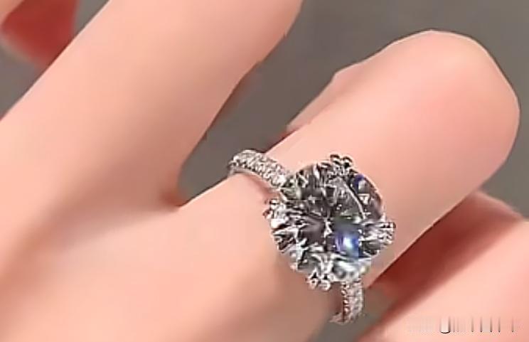 笑不活了！都说钻石恒久远，一颗永流传，原来是卖不出去砸手里了。近日，辽宁，一女