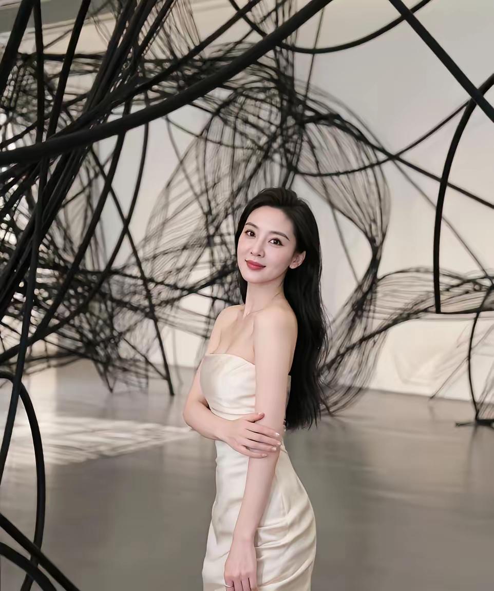 优雅黑纱背景下的白裙美人，气质如画