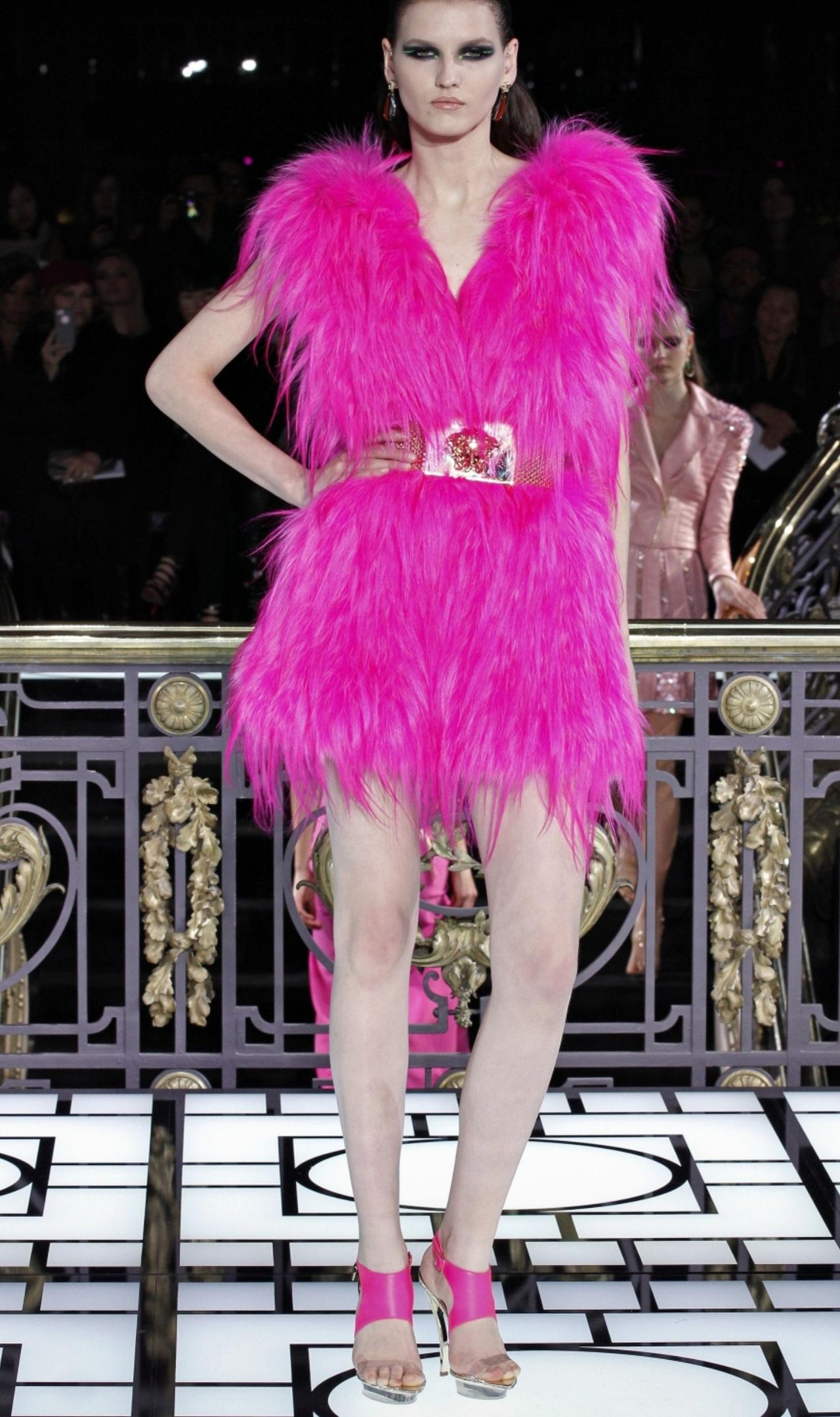 Versace2013春夏高定系列，将面料推向了炼金术般的境界。欧根纱经激光切