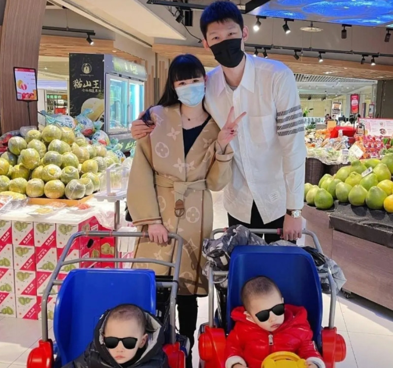 胡金秋夫妻情深！浙江广厦男篮夺冠后，胡金秋在球场上失声痛哭，其夫人王璐隔空送来