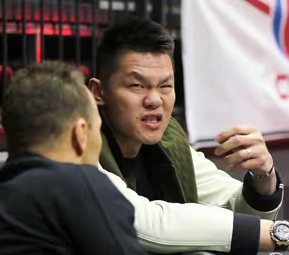 简直是太出人意料了，根据媒体人球圈赵探长直播爆料，网红总经理朱芳雨并非主动请辞，