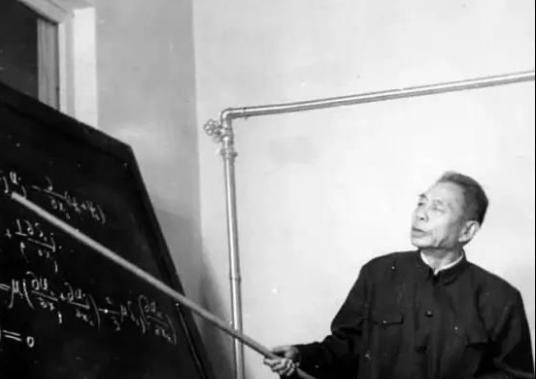 1952年，王淦昌邀请束星北加入中科院。束星北把头一扬，说“中国科学院有些人属于