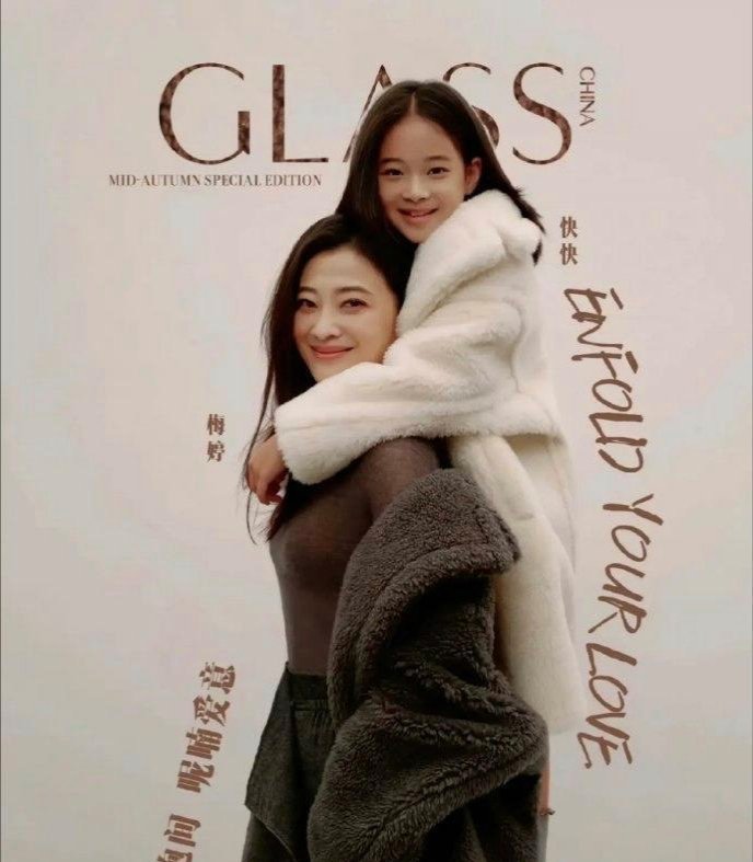 梅婷真的像是生了另一个自己，女儿快快简直和她长得一模一样，母女俩拍大片，连笑的弧