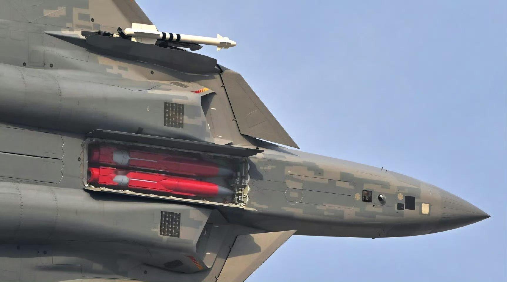 迪拜航展上的Su-57弹舱特写