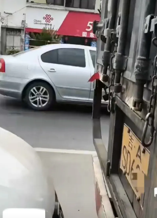 河南开封杞县，外地过路的大货车停在离这家邢口药店很远的绿化带外，被药店老板用小车