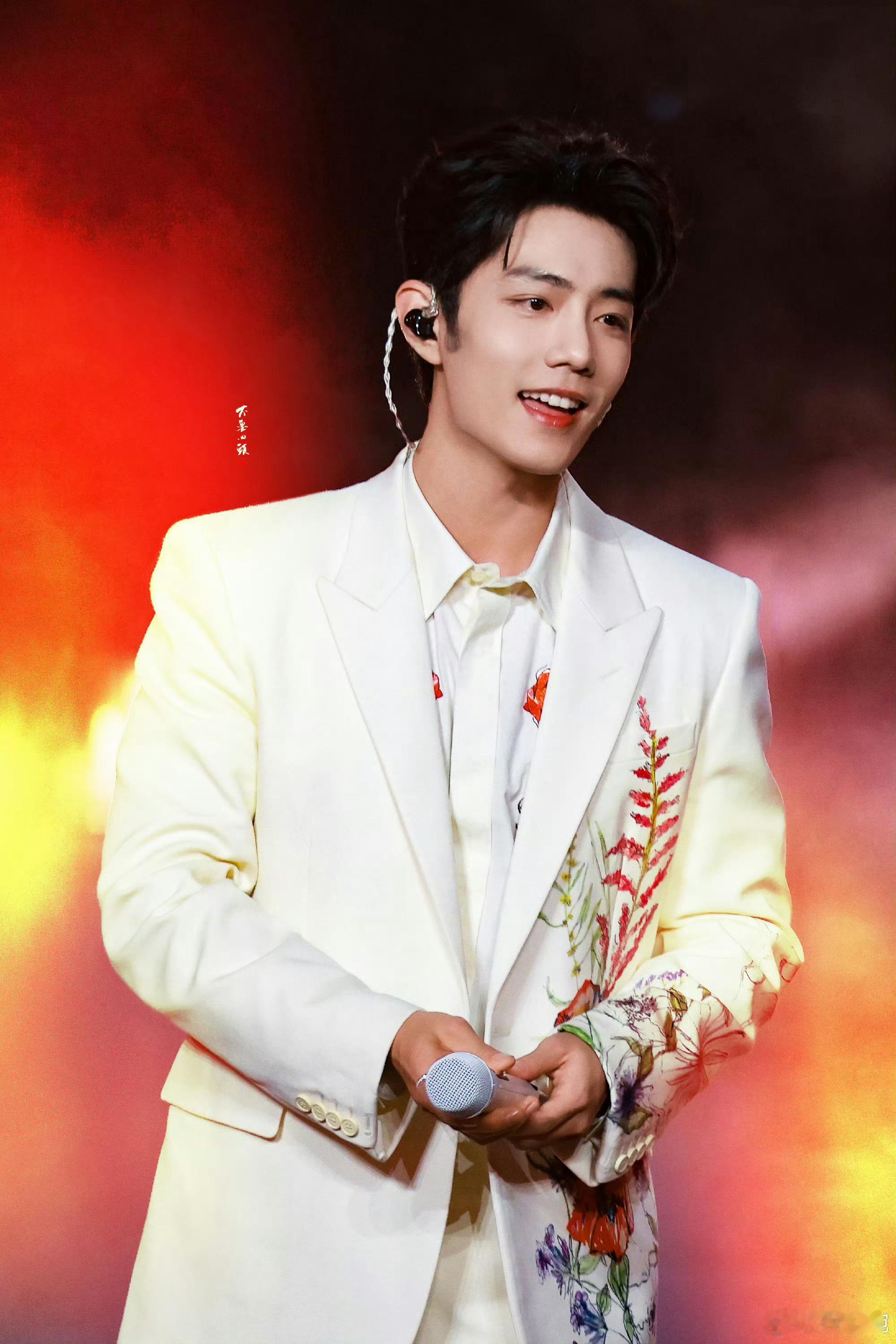 业内人士爆料肖战真人皮肤比镜头里还要好，完全不用修图，工作态度也很专业，身上还有