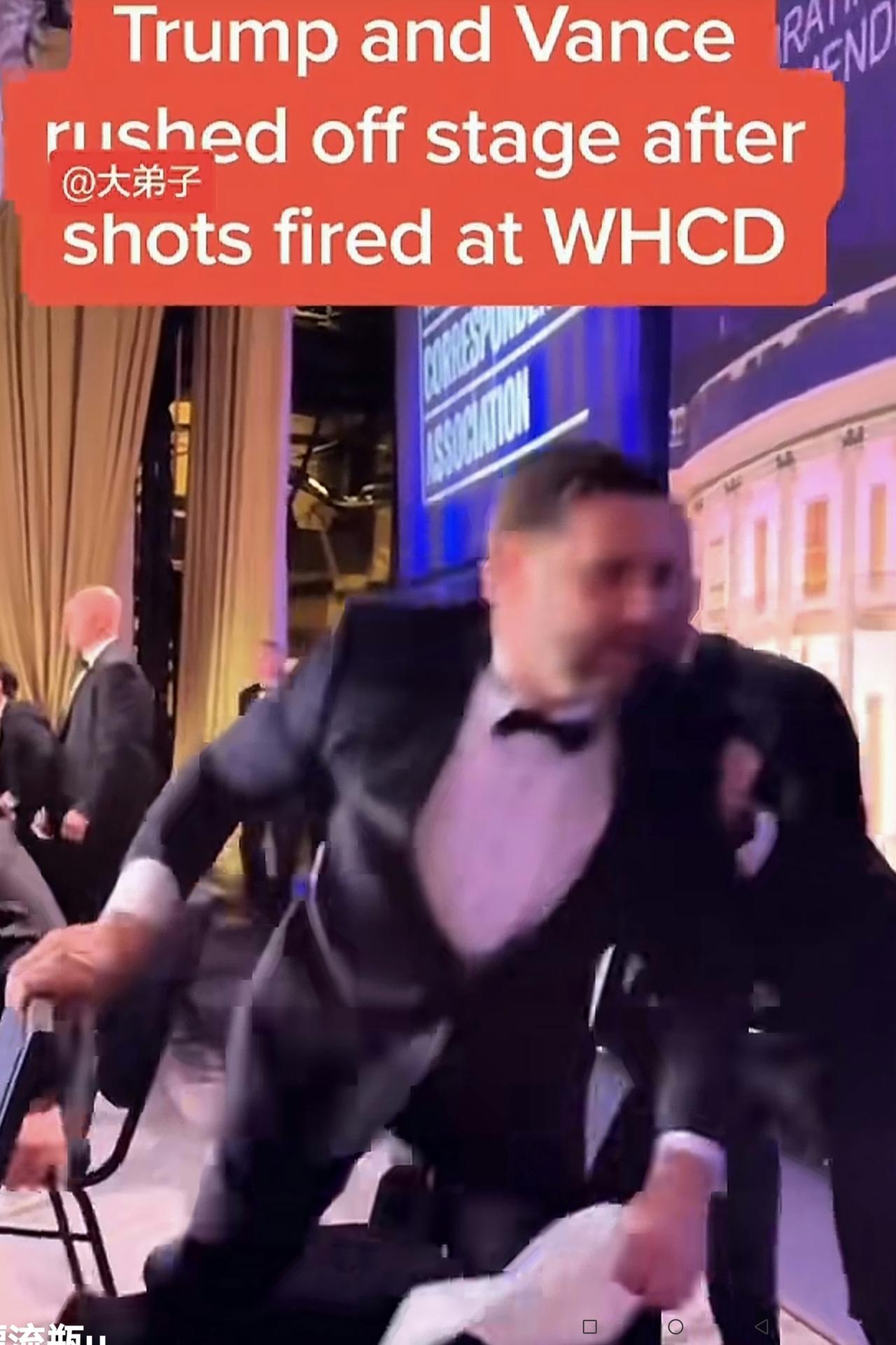 洋相百出哦！图一、对不起，我先撤离了！图二、特总被吓的摔倒了！图三、得赶紧