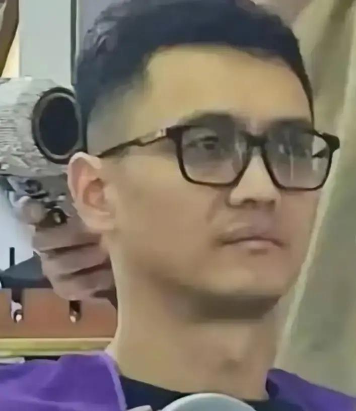 宋喆昨晚八点开播卖新疆灰枣，标题写“从谷底归来”十分钟不到，弹幕全是王宝强名字，