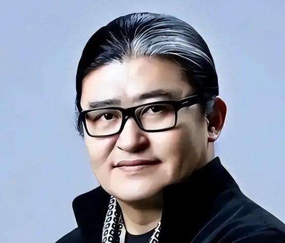 宋柯落魄的时候，刘欢默默塞给他近百万。十几年过去，刘欢却从未开口催过一句，也没向
