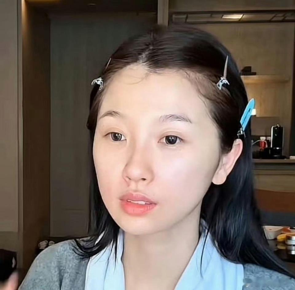 赵露思和虞书欣素颜谁更抗打？​​​