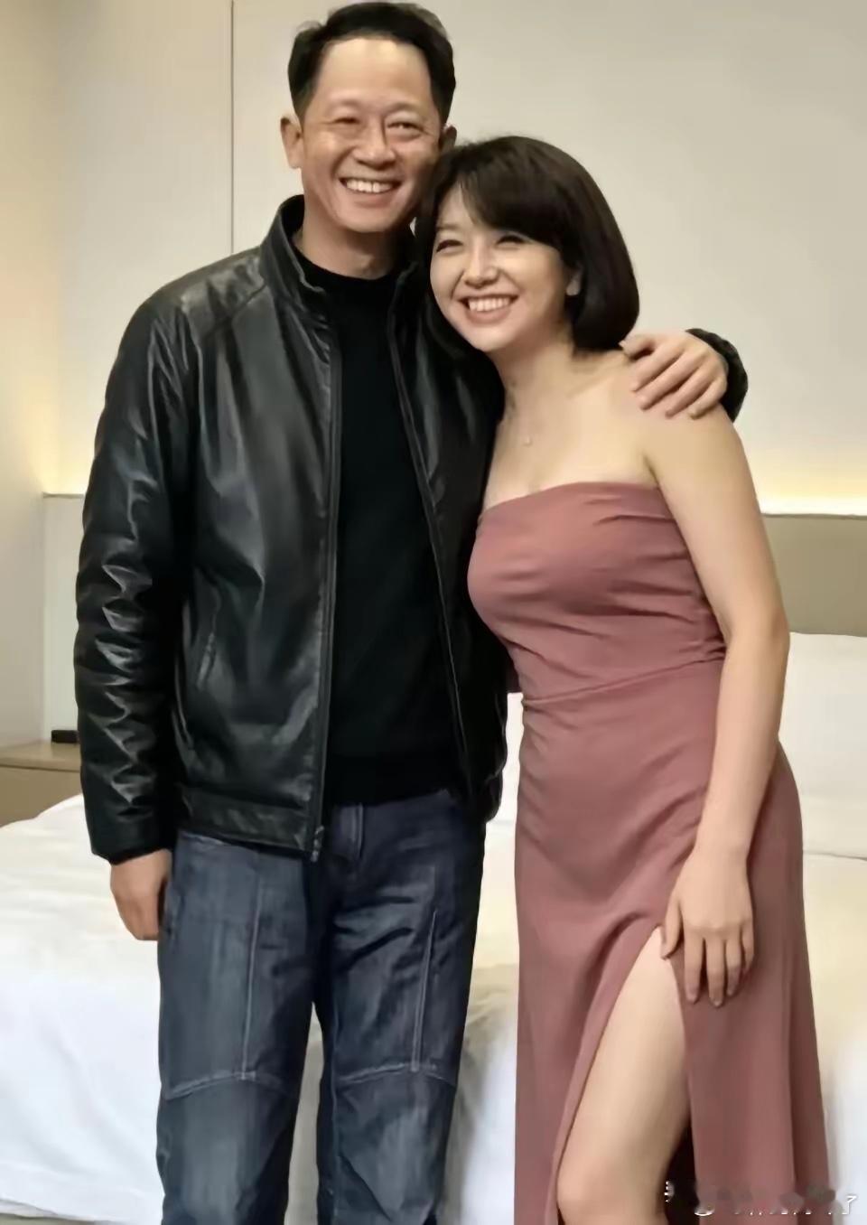 江珊年轻时候其实长得很漂亮，气质比陈红好，打扮得休闲清爽。