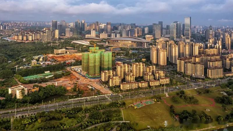 南宁楼市真的是太秀了。以前觉得南宁楼市不如南通、嘉兴等三线城市的人现在肠子都悔