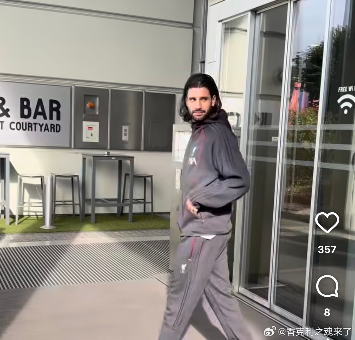 利物浦副队长索博斯洛伊今天随队，尽管他并未被选入比赛名单。利物浦​​​