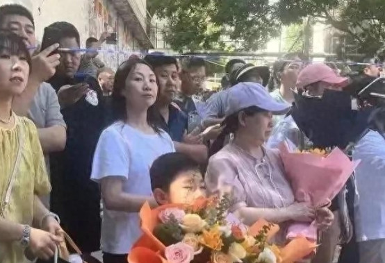 挑行李的女孩火了！人民日报转发，家境流出，学校也有了最新回应。为何一个挑扁担的高