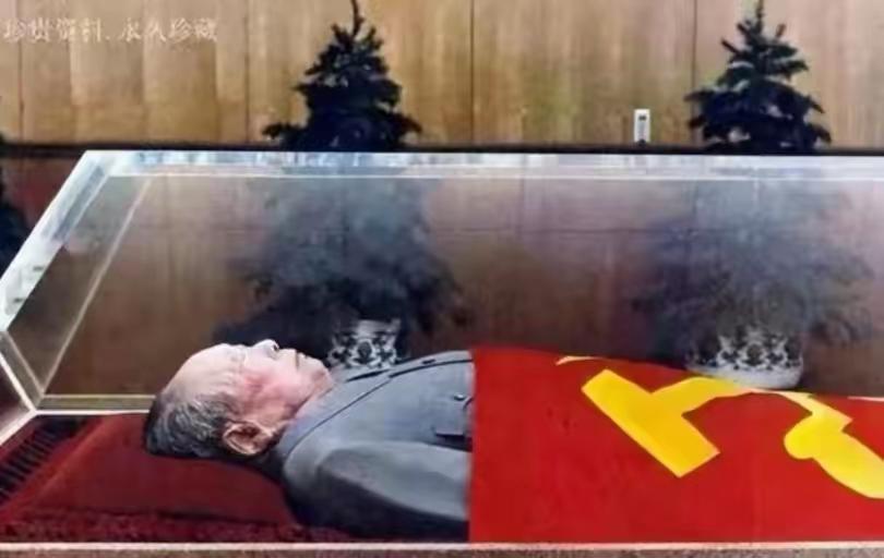 纪念堂暂停开放，却挡不住亿万中国人的思念2026年清明，天安门这一幕，直接让