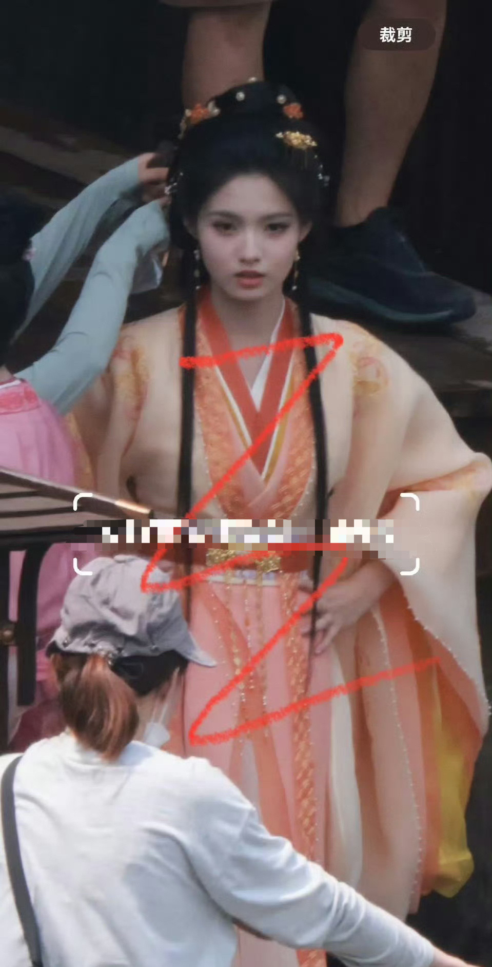 艾米雀骨的路透有两套造型了，​一红一绿都是仙气飘飘～​​​