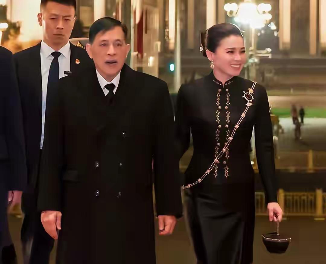 泰国王后在人民大会堂出席国宴放大招！斜跨宝石链，身材气质太绝这趟国宴上的苏