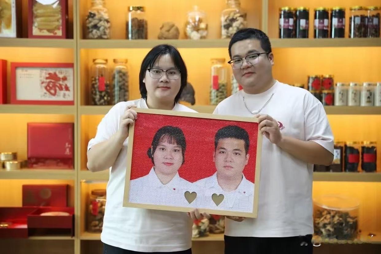 “全网最像夫妻”回应被建议测DNA！近日，广东一对90后夫妻因长相极其相似走红