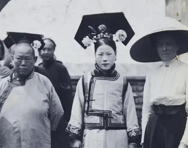 慈禧的贴身宫女回忆：入宫后，整晚都要侧着身子、夹紧双腿睡觉，期间不能改变姿势，其