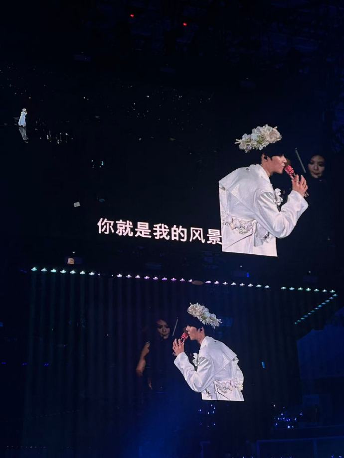 泉州的浪漫被陈立农焊死了！非遗簪花缀满发间，白色西装衬得他温润如玉，开口唱《你是