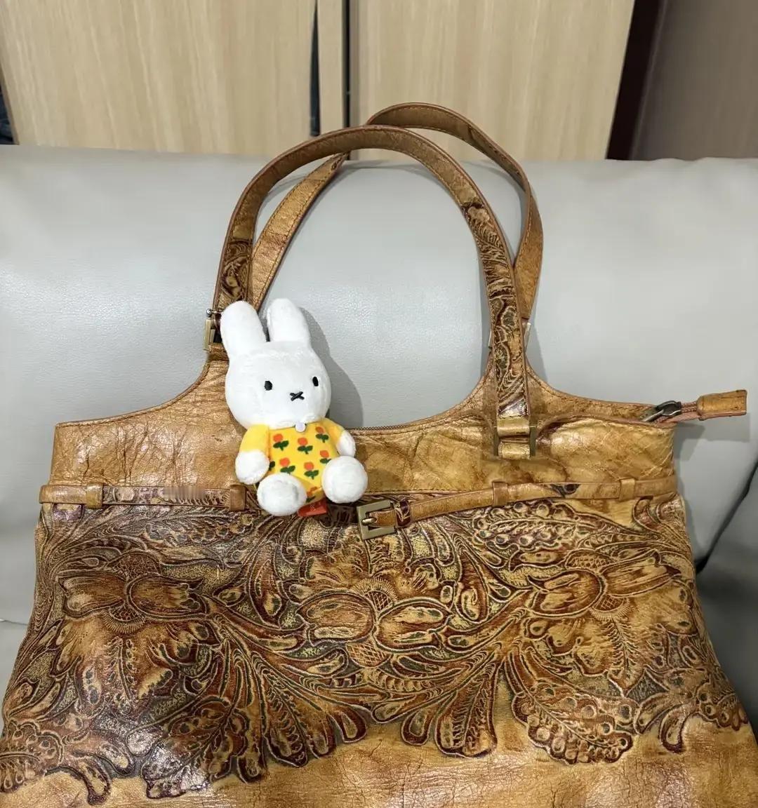 在二手市场淘了个中古包，拿回家消毒的时候，发现夹层里有一张17年前的纸条。纸