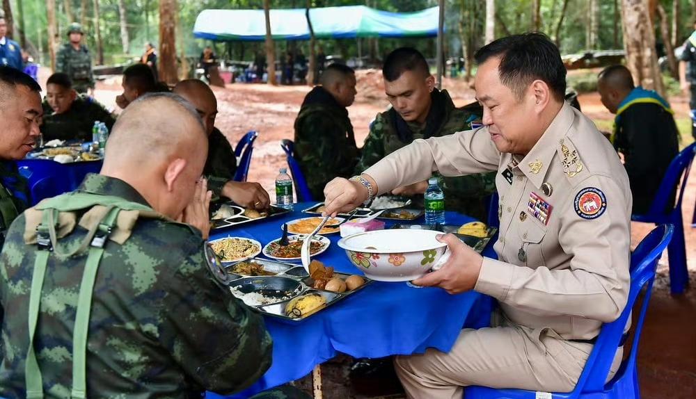 泰国总理阿努廷赴边境视察泰柬冲突最新情况，并且和士兵一起共进午餐，现在最尴尬的是