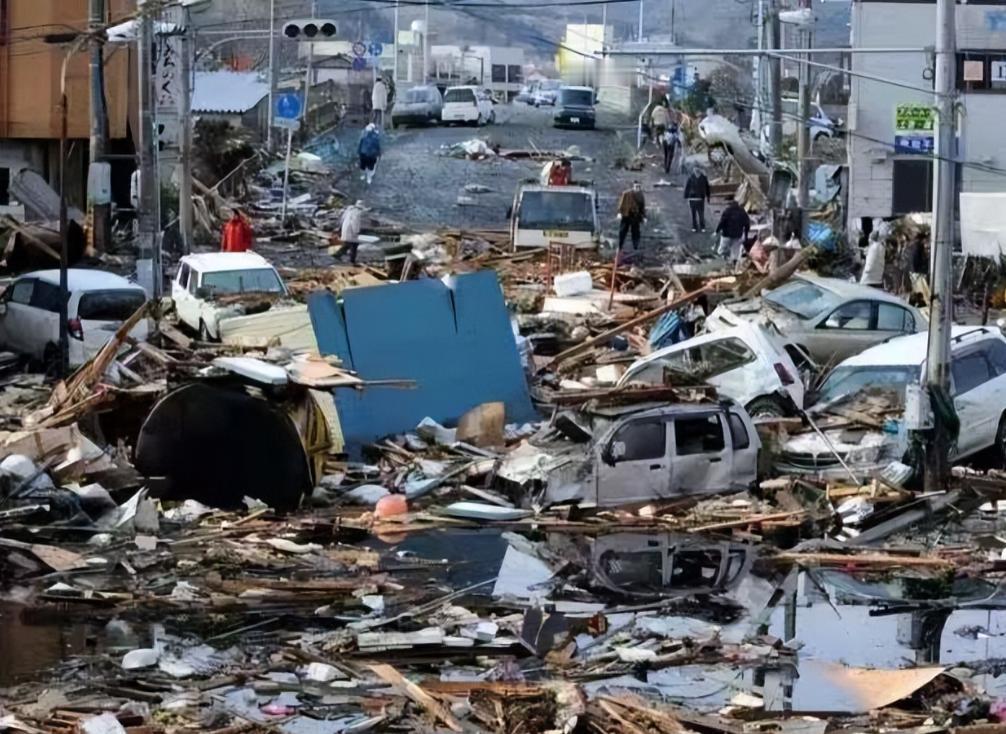 日本这回真乱套了！一场7.7级大地震，直接把高市早苗政府的遮羞布撕得粉碎。右翼散