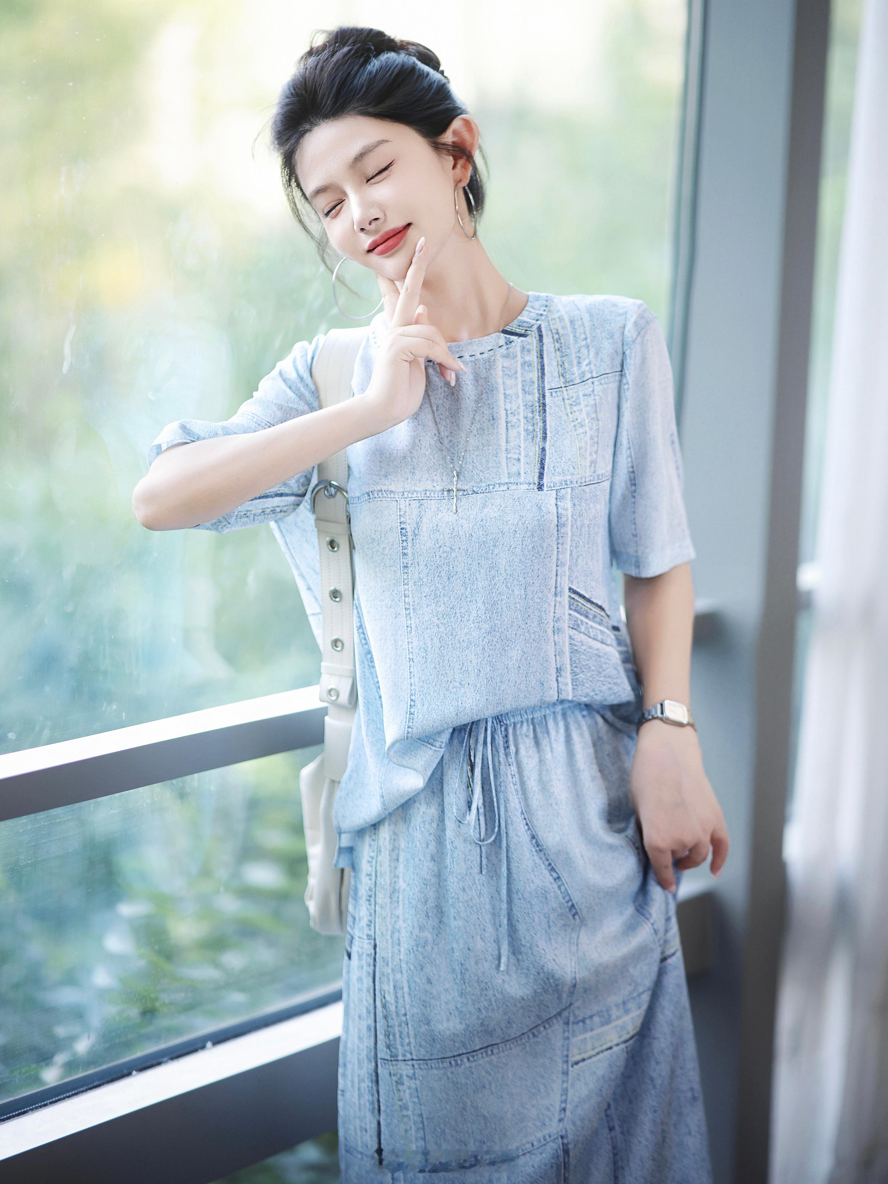 果然是衣如其名啊啊🤩“冰块”套装不光有清爽干净的蓝色还是100真丝的面料
