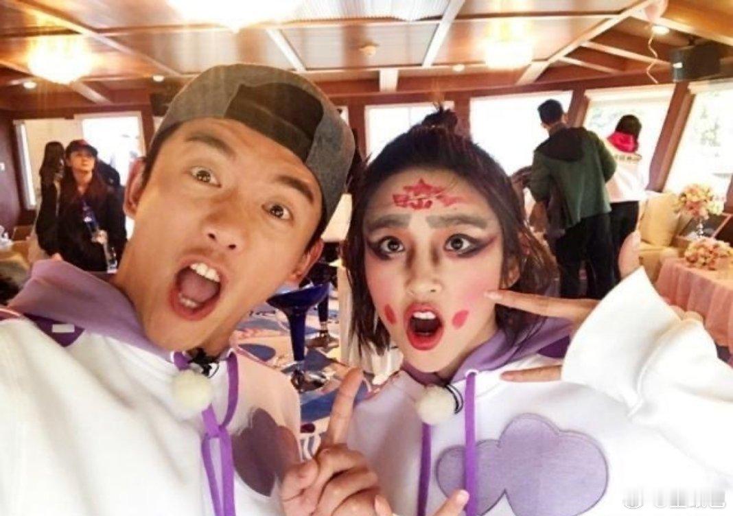 你们当唐艺昕不要面子的吗谁懂啊！唐艺昕看着是甜妹，实则搞笑女实锤。面对早年妆造