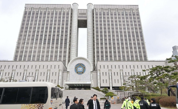 韩国首尔中央地方法院21日宣布，将前总统尹锡悦涉嫌妨碍特殊公务执行等新增起诉案件