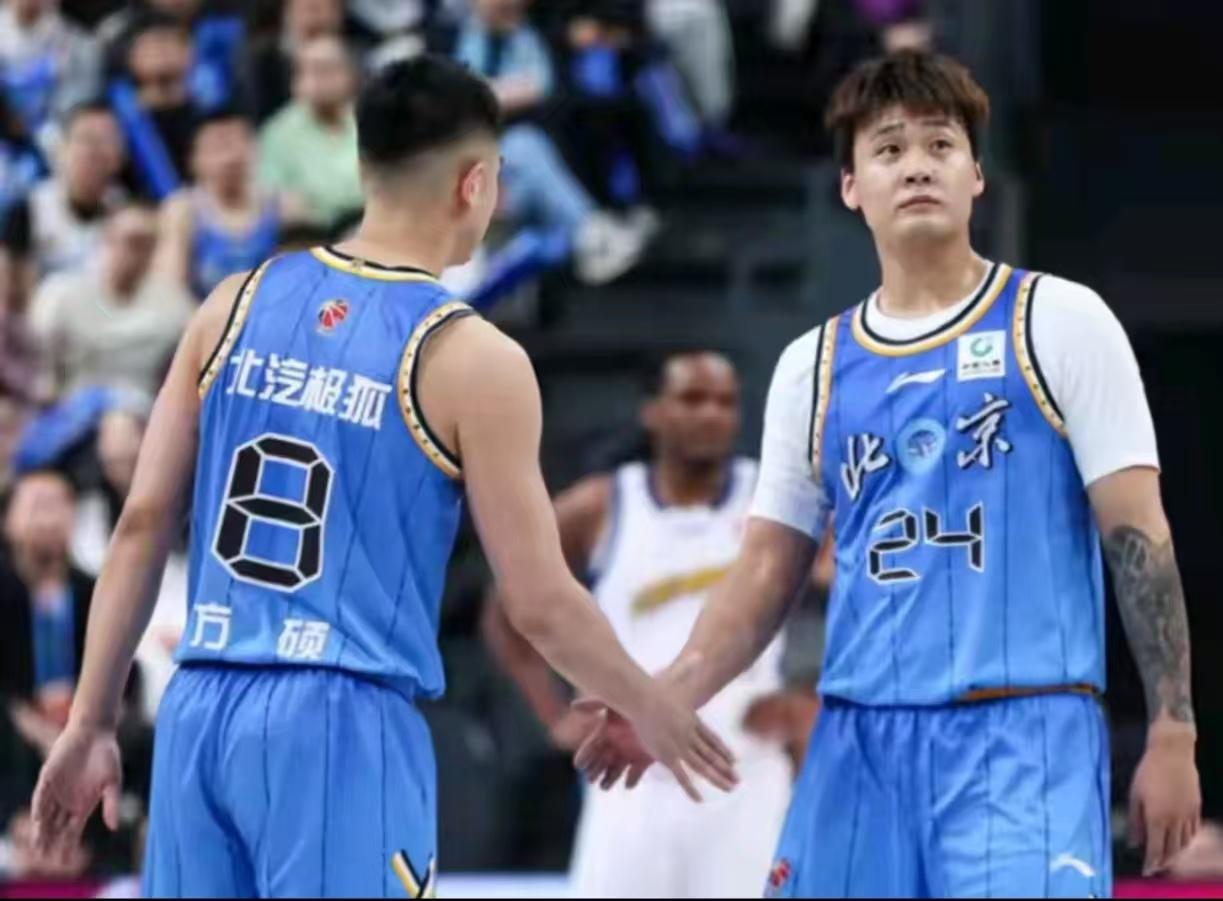 相比较上海和广厦，北京队本土阵容看上去确实足够豪华，但是他们要夺冠是有两个巨大隐