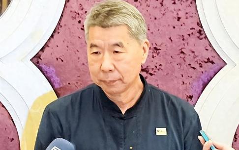 针对昨天蓝白通过共提的7800亿元军购案，孙文学校总校长张亚中直言，这场闹剧不仅