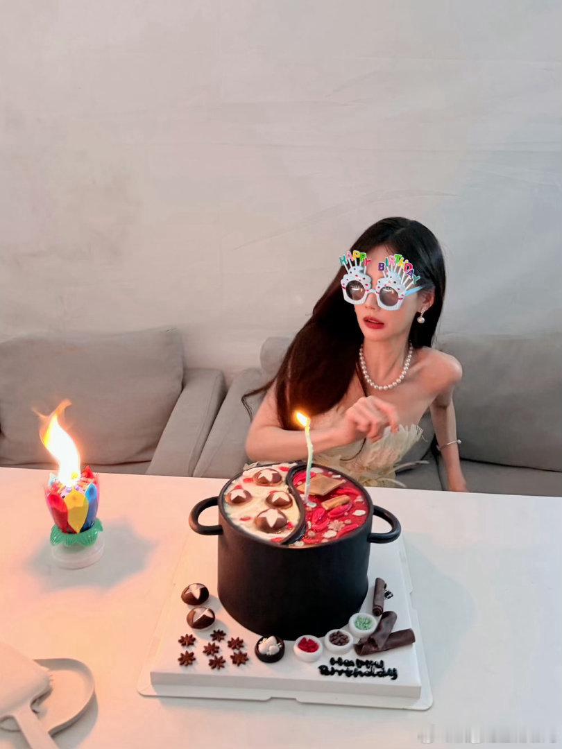 李一桐鸳鸯火锅蛋糕打破常规生日蛋糕！一半红汤一半清汤，创意鸳鸯火锅造型，热闹烟火