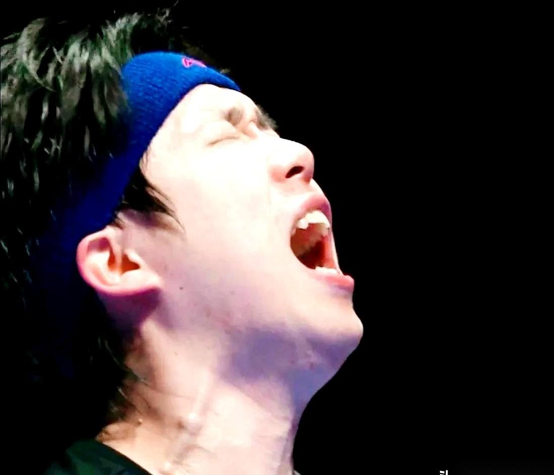 盯着日本乒乓球论坛的实时讨论帖，屏幕那头的画风转得比乒乓球拍还快。提起国乒，日