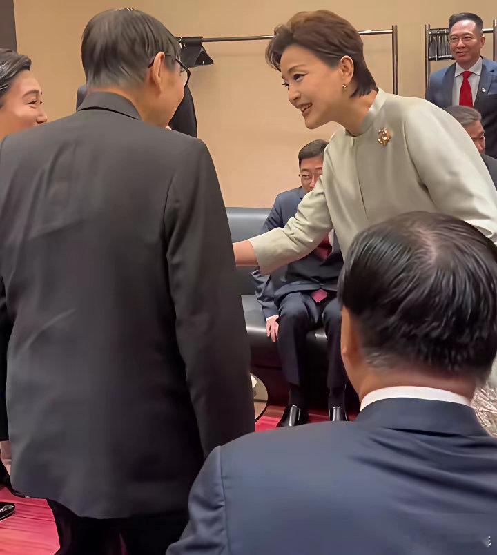 73岁的张艺谋，在香港那场饭局上，有点尴尬。杨澜走过来，笑容满面，径直跟79岁