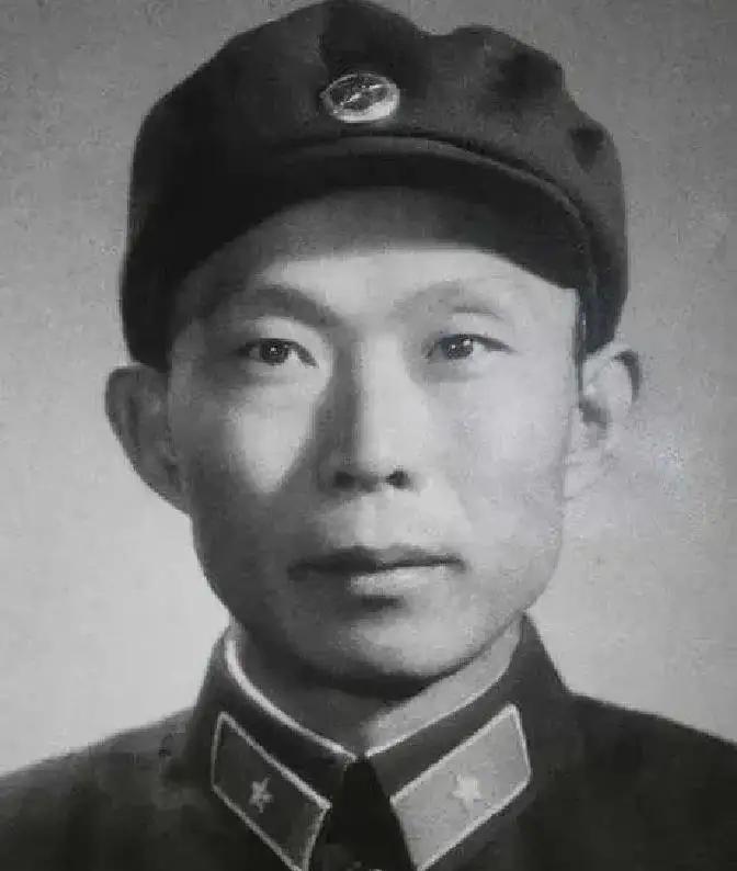 1977年，胡炜像往常一样，以军委办公厅主任的身份走进会议室，他完全没料到，这一
