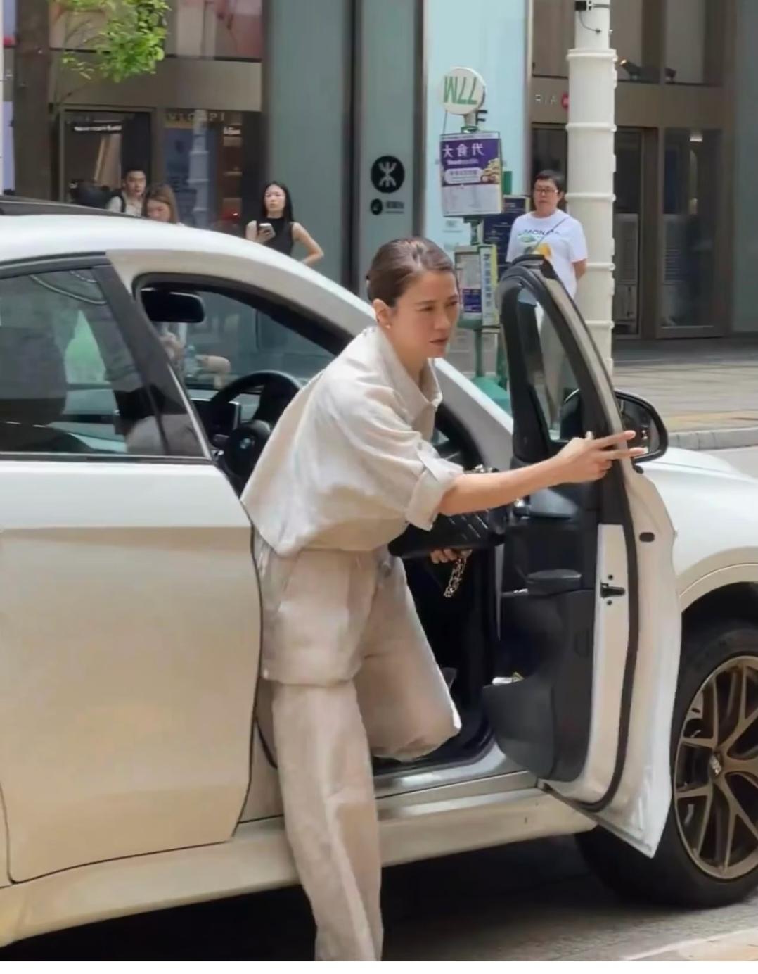 袁咏仪，怎么舍得抛弃了爱马仕，选择了香奈儿？