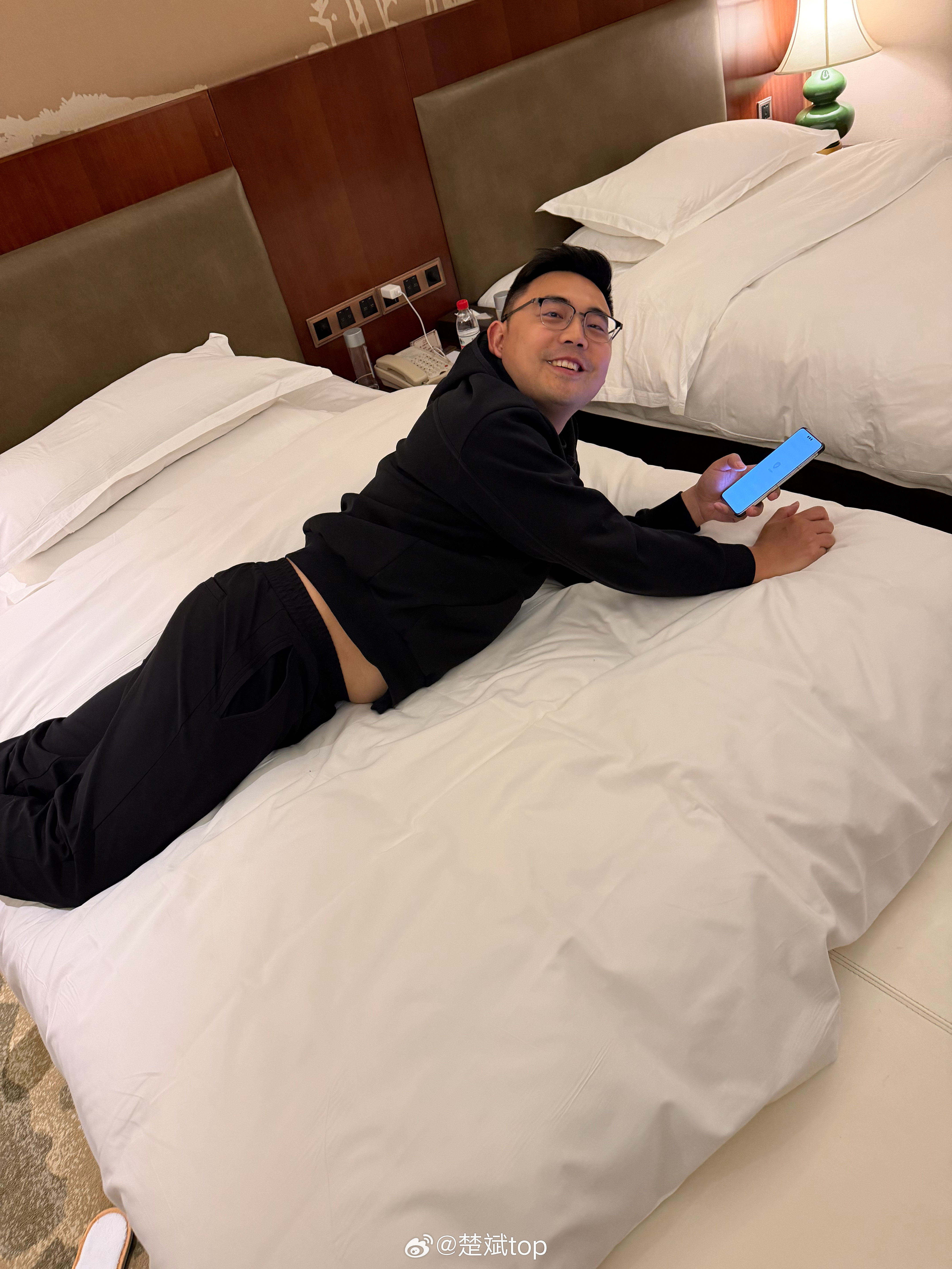 试戴一下的降噪耳机，他说效果很好，看我的表情，应该是听到了喜欢的歌！