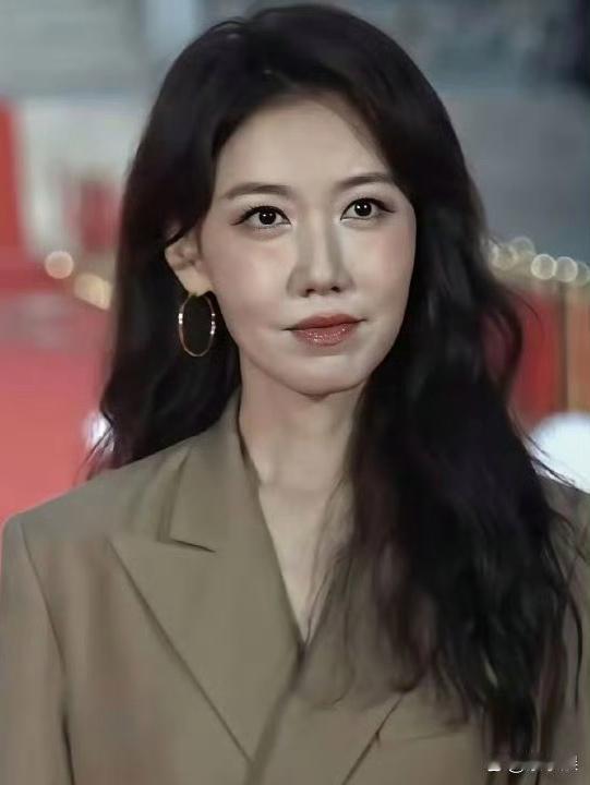 高露这是高光打多了，还是面相变了呢，怎么看着有点别扭呢！