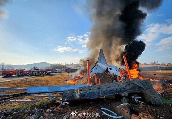 韩国客机着陆冲出跑道撞围墙已致179人遇难，资深机长解读：航