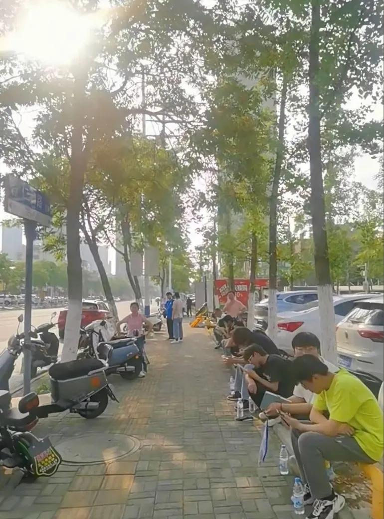高考后才知道妈妈连一万块都拿不出来，女孩的哭诉在网络上引发热议。这名即将