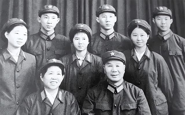 开国上将一生圆满，10个子女走出3位将军，真相看哭无数人最好的家风，从来不