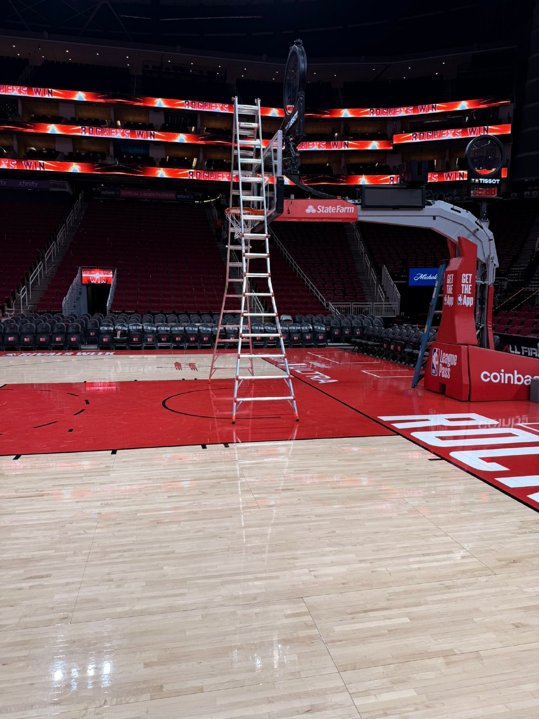 杜兰特赛后采访笑谈篮筐歪了：“篮筐确实歪了点，不过我得怪卡斯尔。我跟他说过他和索